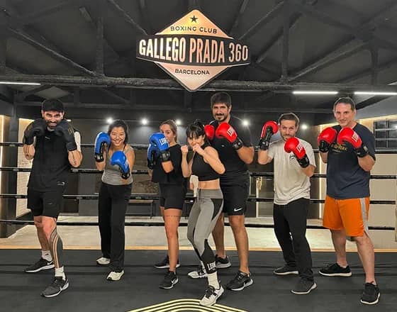 Company group doing a boxing activity on the ring in Barcelona. — GP360 Barcelona