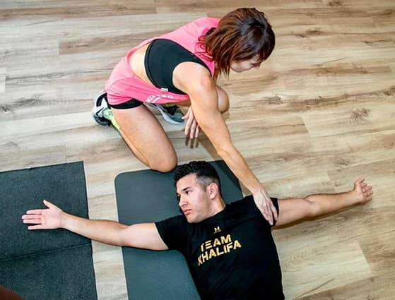 Personal trainer correcting boxing technique in Barcelona. — GP360 Barcelona